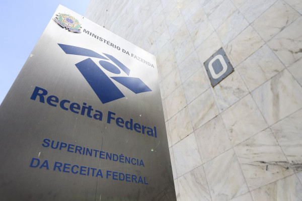 Receita apreende em dois navios no Rio carga de combustível irregular