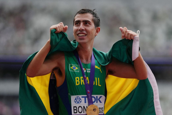 Caio Bonfim é campeão mundial dos 20 km da marcha atlética em Tóquio