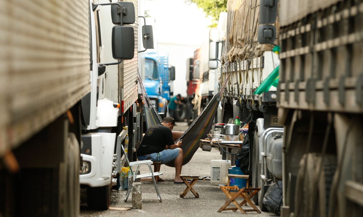 Jornada exaustiva e solidão afetam saúde mental de caminhoneiros