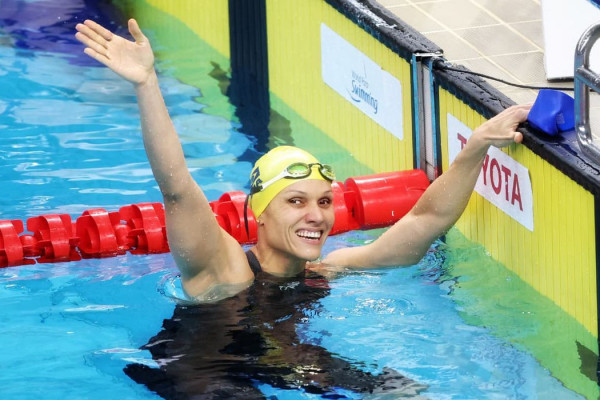 Carol Santiago é tricampeã mundial dos 100m costas em Singapura