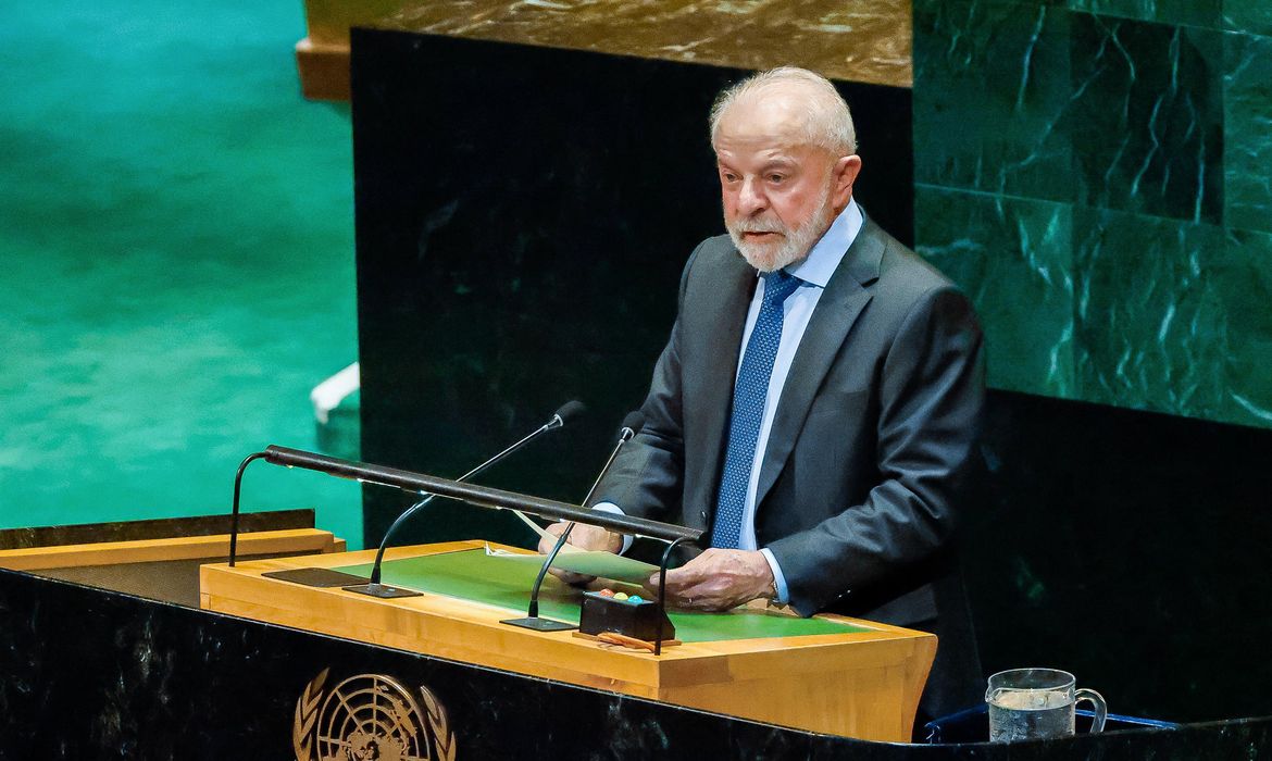 Lula diz que manifestações são espetáculo da democracia 