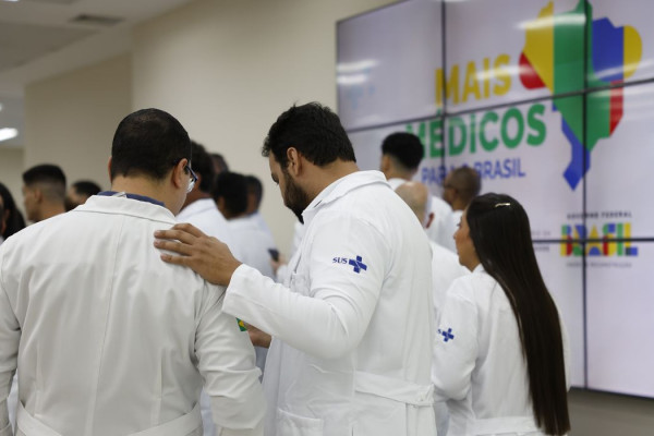 Estudantes de baixa renda de curso de medicina terão ajuda do governo