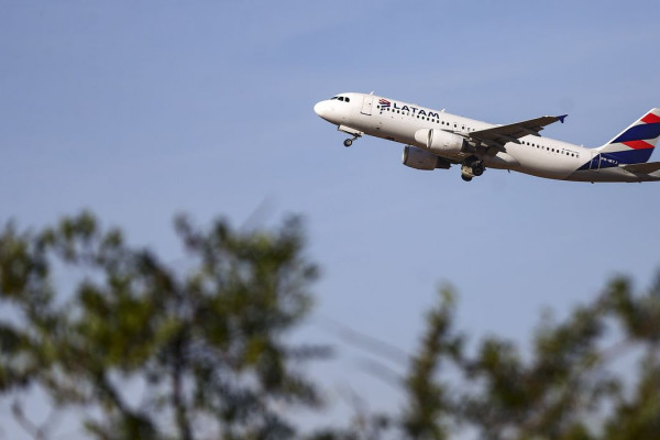 Latam anuncia compra de 24 aviões da Embraer