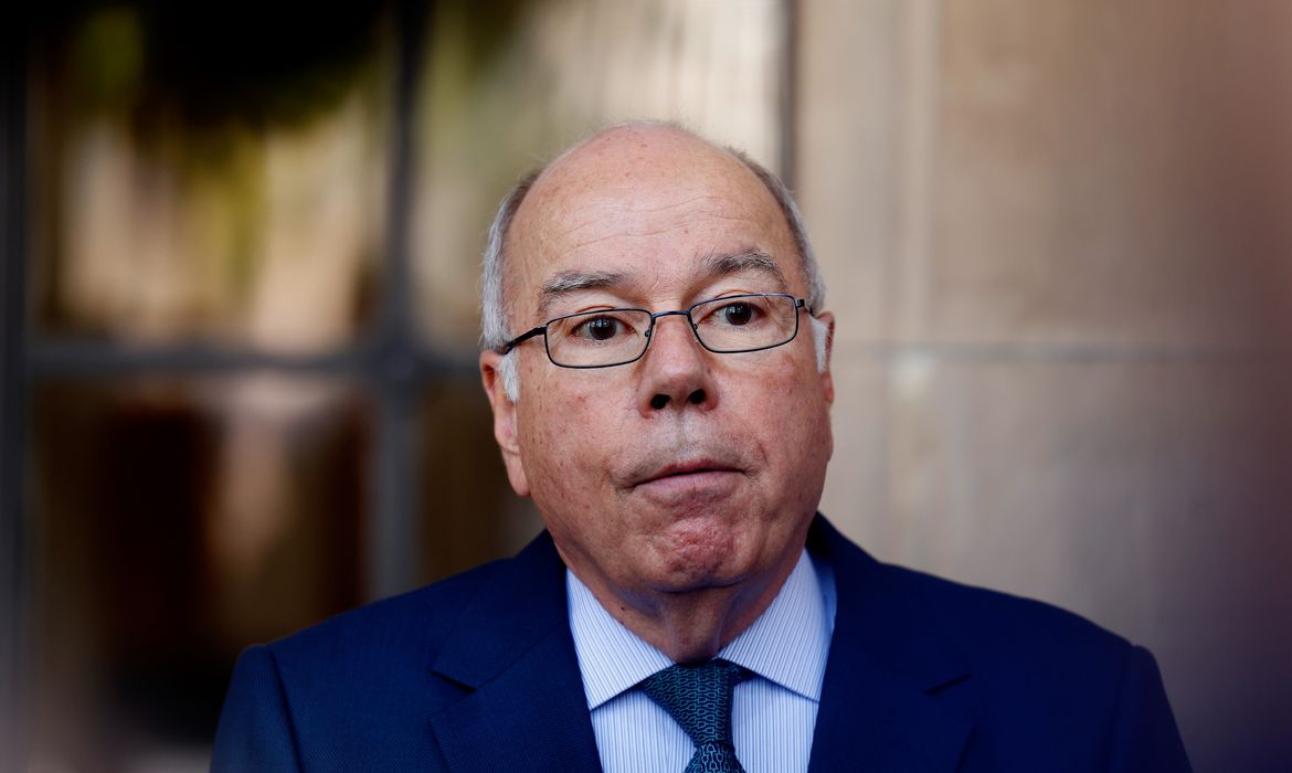 Não podemos admitir intervenções externas", defende Mauro Vieira