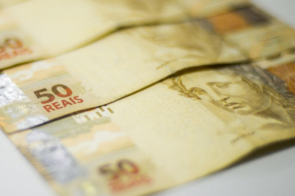 Arrecadação federal no ano supera 2024, apesar da queda em agosto