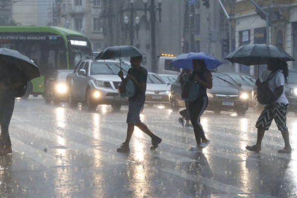 Chuvas em São Paulo deixam feridos e suspendem operação de montadora