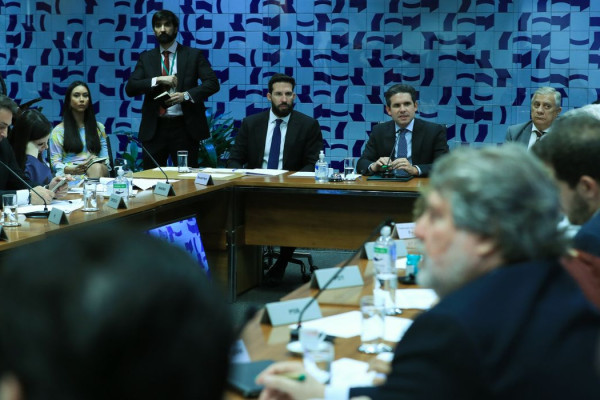 Líderes devem avaliar hoje isenção do IR até R$ 5 mil, diz Motta
