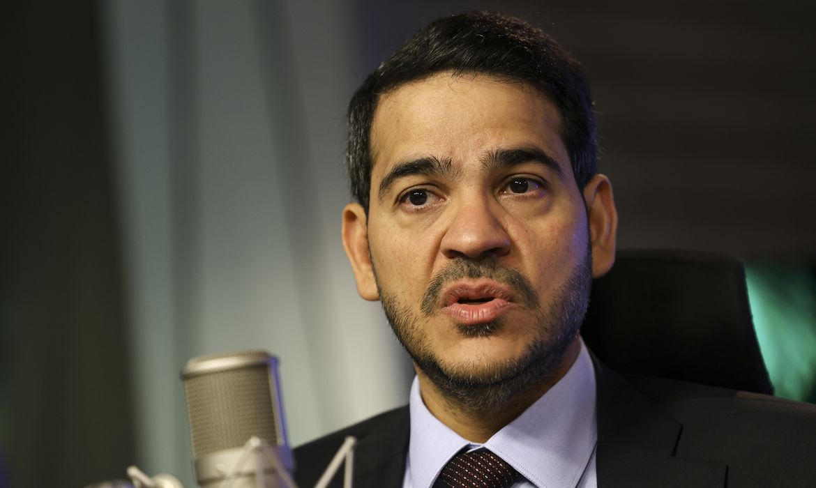 Não vamos abrir mão da democracia, diz Messias após visto revogado