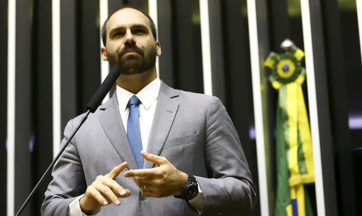 Moraes envia denúncia contra Eduardo Bolsonaro para Hugo Motta 
