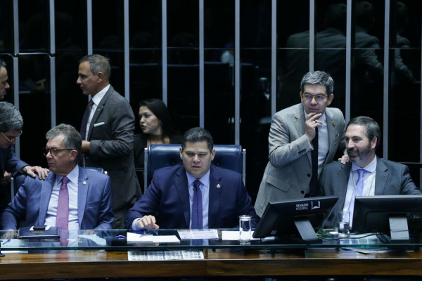Senado aprova retirada de despesas com tarifaço do teto de gastos