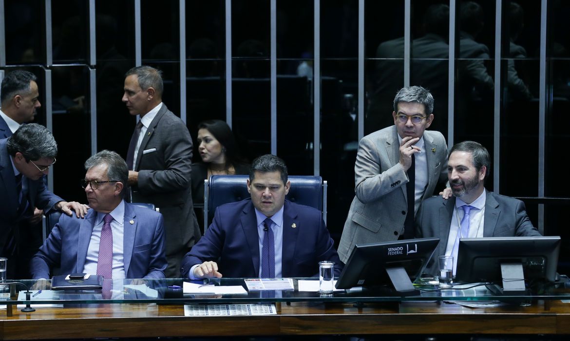 Senado aprova retirada de despesas com tarifaço do teto de gastos