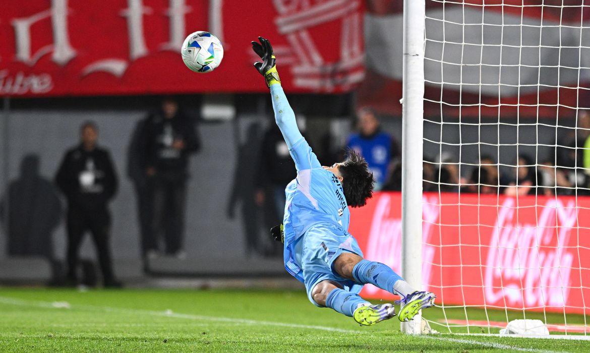 Rossi brilha nos pênaltis e garante classificação do Flamengo