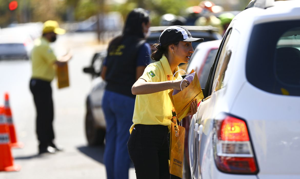 Transporte: melhor lugar de criança no carro é o meio do banco de trás