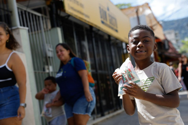 Fé e alegria marcam o dia de Cosme e Damião no Rio de Janeiro