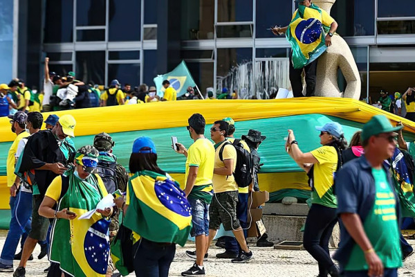 Cientista político vê onda bolsonarista enfraquecida após condenação
