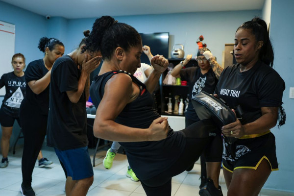 Projeto social no Rio oferece aulas de defesa pessoal para mulheres