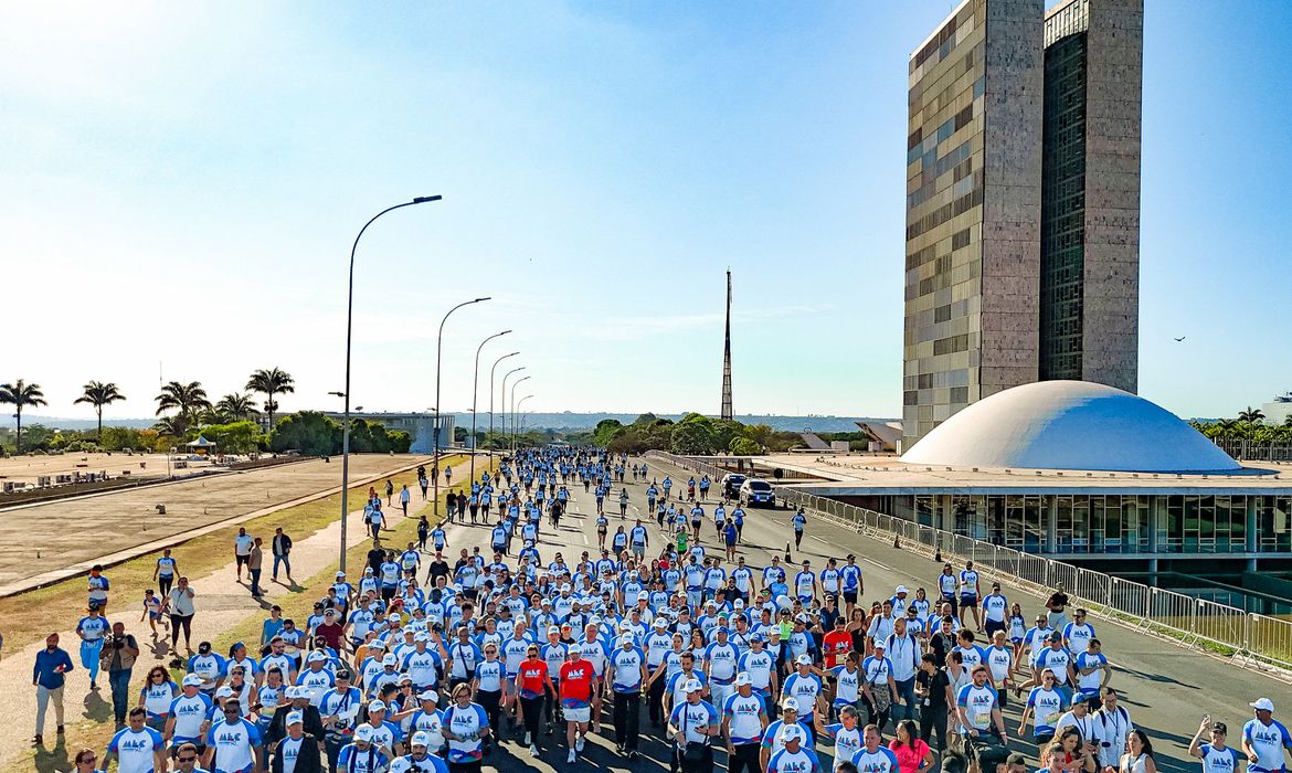 "Brasil será soberano pela educação", diz Lula na corrida MEC 95 anos