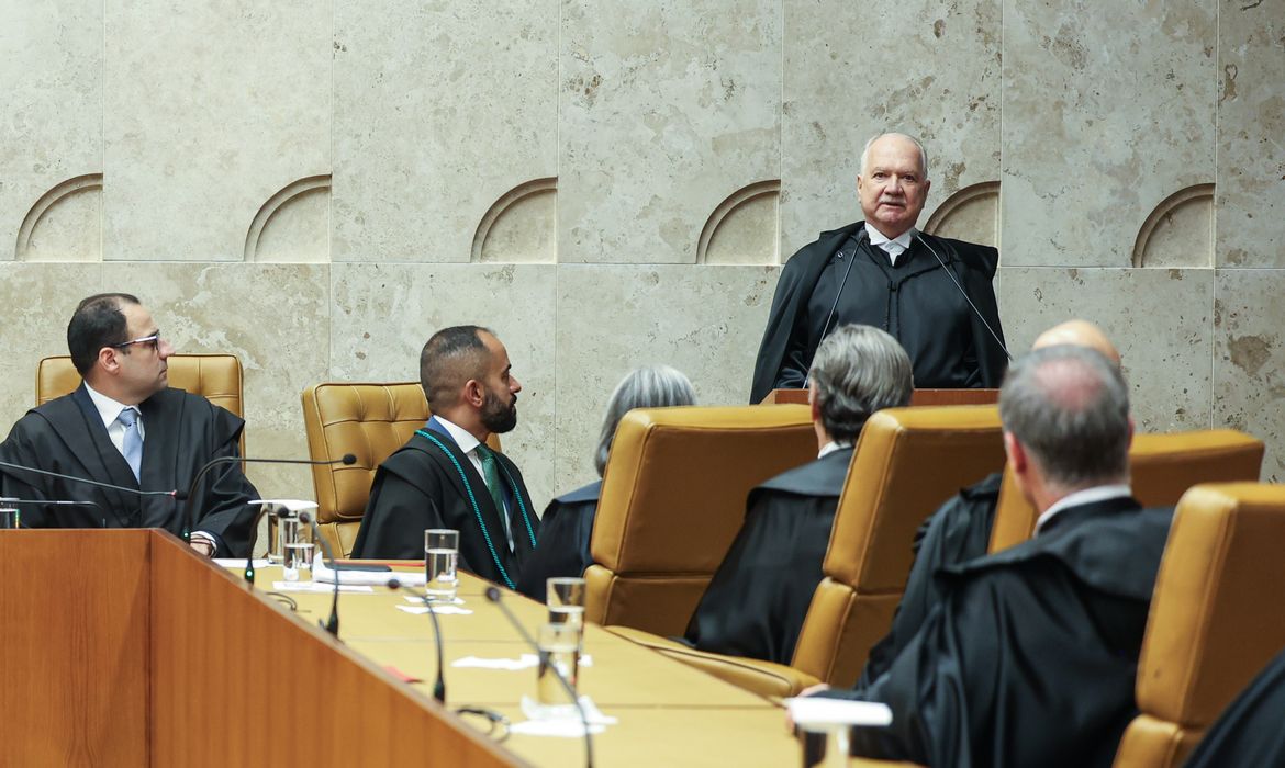 STF não deixará de julgar leis que afrontam a Constituição, diz Fachin