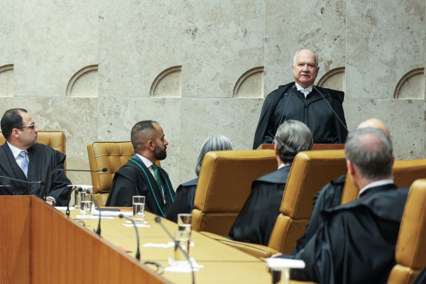 STF não deixará de julgar leis que afrontam a Constituição, diz Fachin