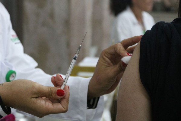 Vacina contra a covid-19 protege gestantes de complicações