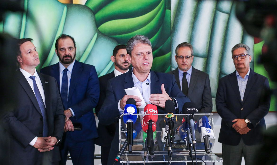 Tarcísio instala gabinete de crise para investigar metanol