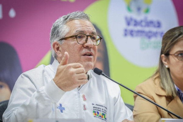Ministro faz apelo por atualização da caderneta vacinal das crianças
