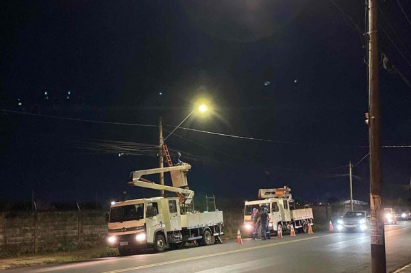 Equipes trabalham em ponto de iluminação pública: meta não foi cumprida