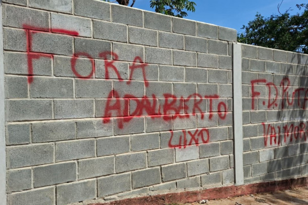 Torcida protestou contra o 'parceiro' do Botafogo após mais uma derrota