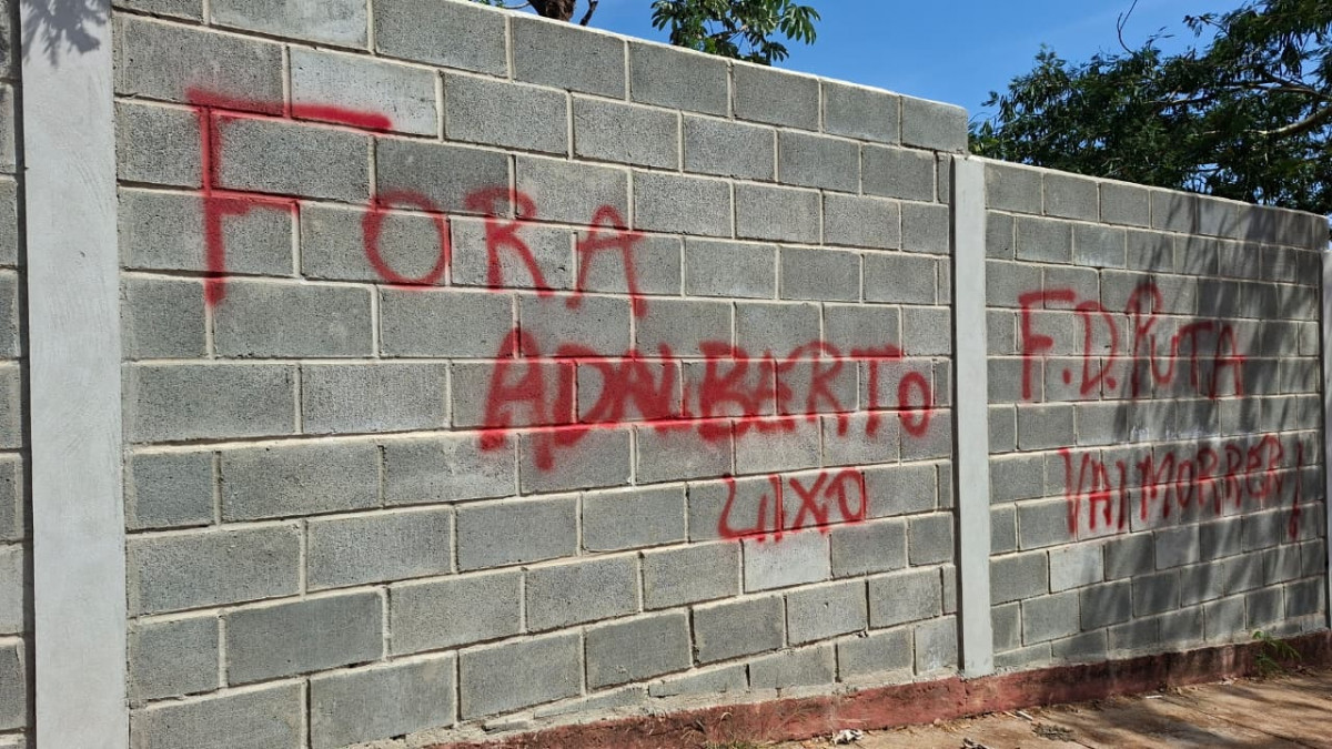 Torcida protestou contra o 'parceiro' do Botafogo após mais uma derrota