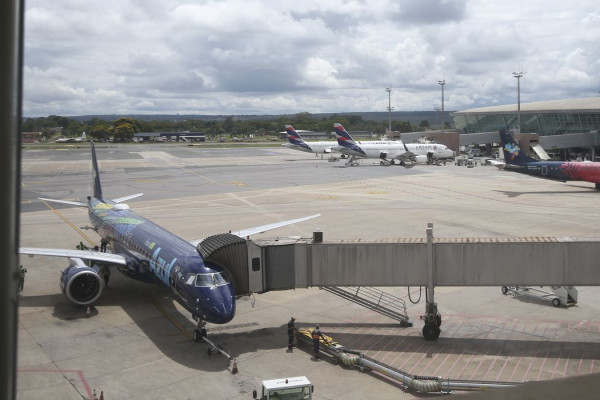 Avião supera ônibus como segundo meio mais comum de viagens pessoais