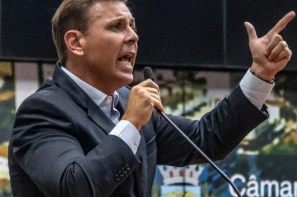 Vereador Isaac Antunes durante pronunciamento no plenário