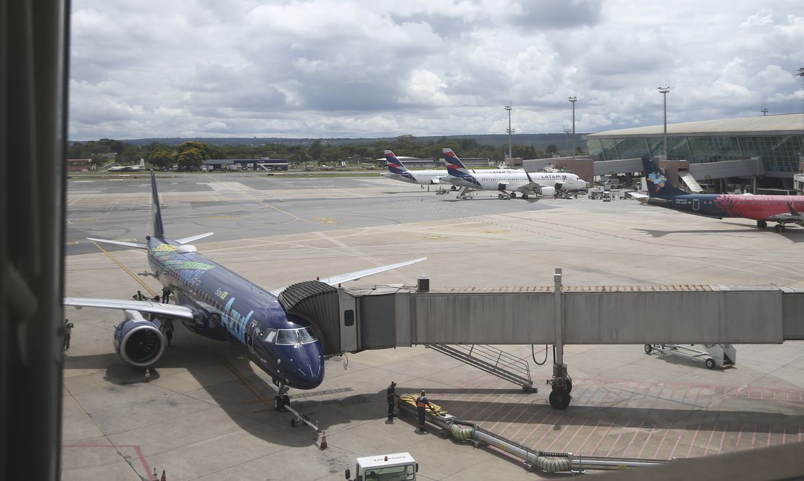 Avião supera ônibus como segundo meio mais comum de viagens pessoais