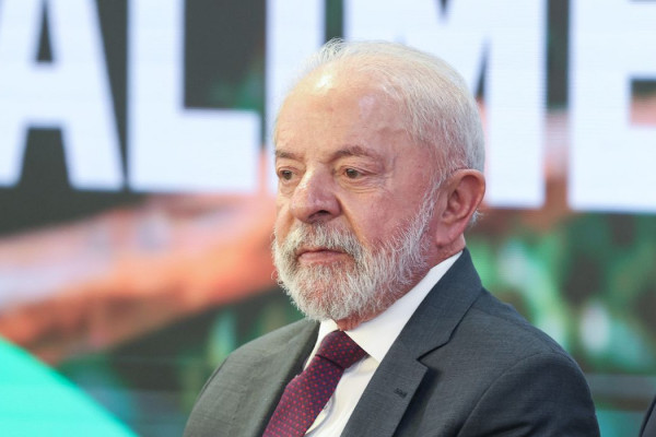 Lula troca de avião após falha no motor antes de voo no Pará