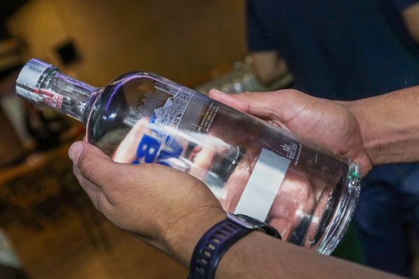 Policiais descobrem laboratório de falsificação de bebidas no DF