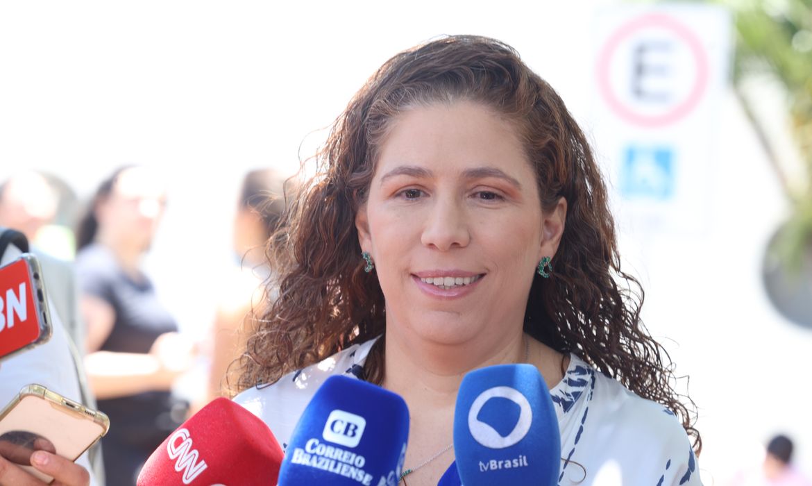 Ministra Esther Dweck aposta em queda da abstenção no CNU 