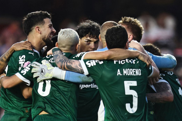 Virada e derrota rubro-negra levam Palmeiras à ponta do Brasileirão