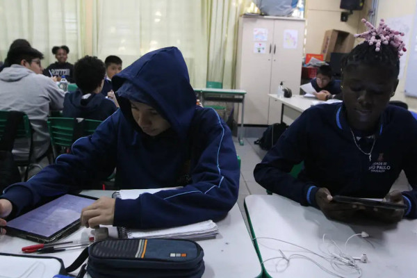 Professores no Brasil usam mais IA que média dos países da OCDE