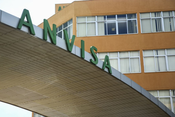 Anvisa suspende venda de glicose e importação de radiofármacos 