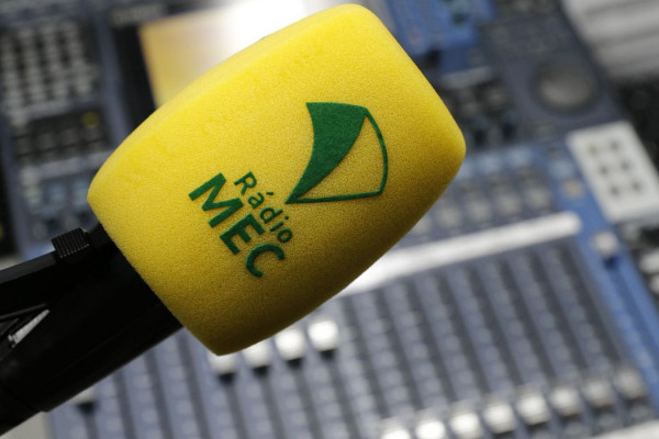 Rádio MEC estreia temporada de crônicas de Ruy Castro e Heloisa Seixas
