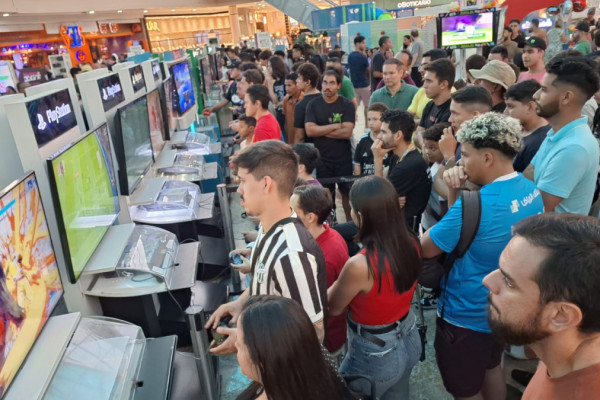 Mais de 450 consoles contam a história dos videogames no Novo Shopping, em uma experiência nostálgica e interativa