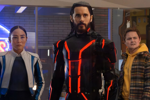 Cena de Tron: Ares, estrelado porGreta Lee (Eve Kim), Jared Leto (Ares) e Evan Peters (Julian Dillinger)