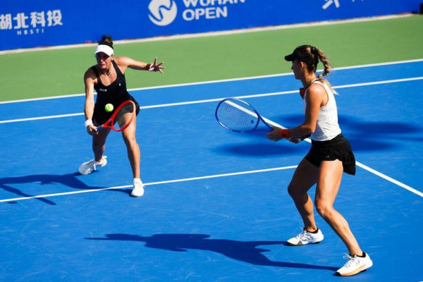 Dupla de Luisa Stefani dá adeus a Wuhan, mas segue no top 8 do Finals