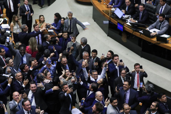 Câmara aprova retirada da MP do IOF da pauta; texto caduca