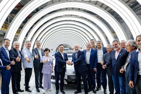 Nova fábrica de carros elétricos mostra confiança no Brasil, diz Lula