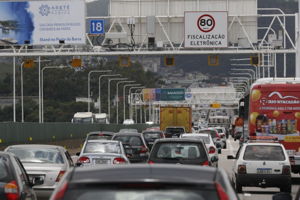 Carro é o principal meio de transporte para o trabalho, diz Censo