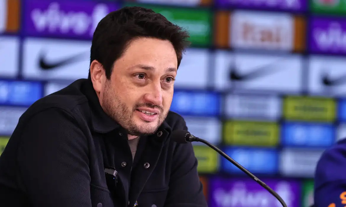 Arthur Elias convoca seleção para amistosos contra Inglaterra e Itália