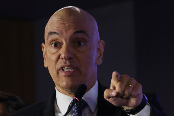 Moraes suspende decisão que destituiu defesa de réus da trama golpista