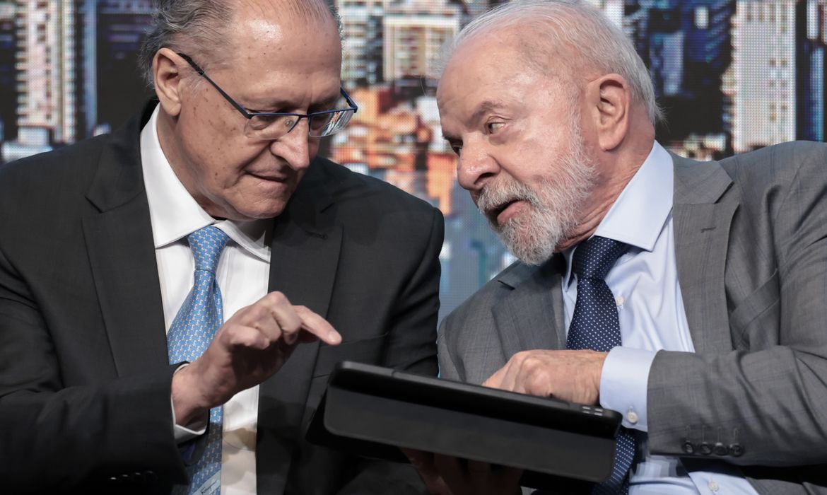 Lula anuncia programa de habitação para classe média 