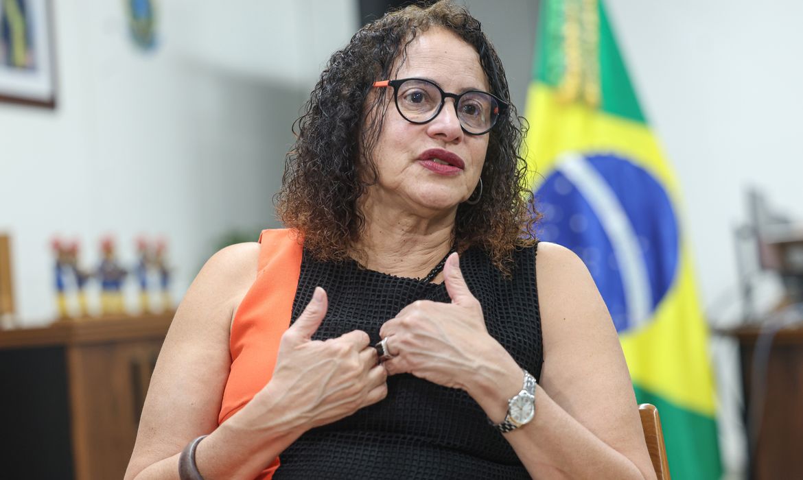 Vacina brasileira de covid ajuda a combater negacionismo, diz ministra