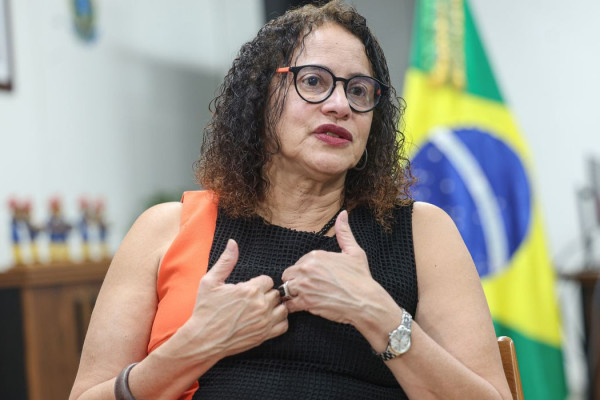 Vacina brasileira de covid ajuda a combater negacionismo, diz ministra